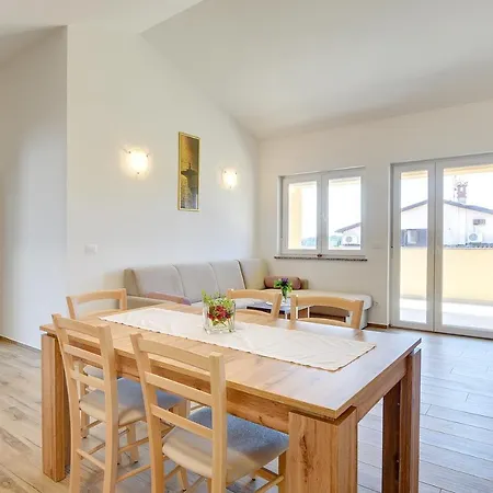 Apartment Schon Eingerichtete Dachgeschosswohnung Mit Klima, Wlan, Einer Tollen Aussenkuche Und Nur 900 Meter Bis Zum Kap Kamenjak