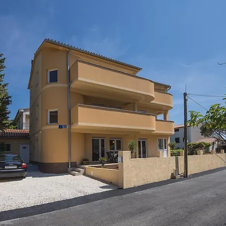 Schon Eingerichtete Dachgeschosswohnung Mit Klima, Wlan, Einer Tollen Aussenkuche Und Nur 900 Meter Bis Zum Kap Kamenjak Apartment Premantura