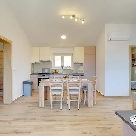 Schon Eingerichtete Dachgeschosswohnung Mit Klima, Wlan, Einer Tollen Aussenkuche Und Nur 900 Meter Bis Zum Kap Kamenjak
