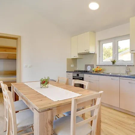 Schon Eingerichtete Dachgeschosswohnung Mit Klima, Wlan, Einer Tollen Aussenkuche Und Nur 900 Meter Bis Zum Kap Kamenjak Apartment *