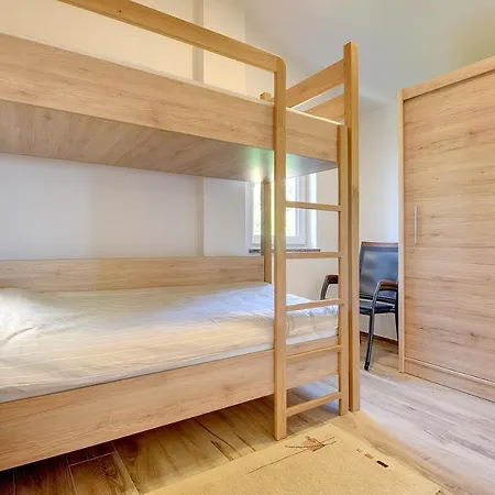 Schon Eingerichtete Dachgeschosswohnung Mit Klima, Wlan, Einer Tollen Aussenkuche Und Nur 900 Meter Bis Zum Kap Kamenjak *