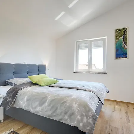 Schon Eingerichtete Dachgeschosswohnung Mit Klima, Wlan, Einer Tollen Aussenkuche Und Nur 900 Meter Bis Zum Kap Kamenjak