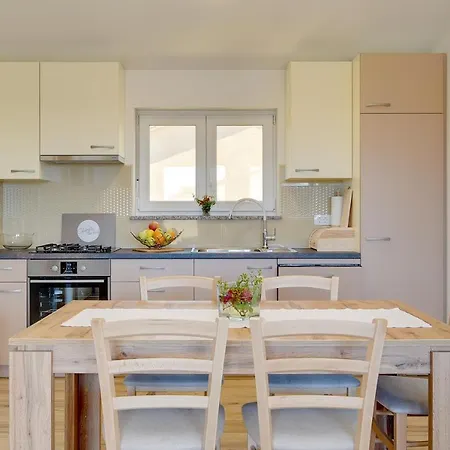 Schon Eingerichtete Dachgeschosswohnung Mit Klima, Wlan, Einer Tollen Aussenkuche Und Nur 900 Meter Bis Zum Kap Kamenjak Daire Premantura